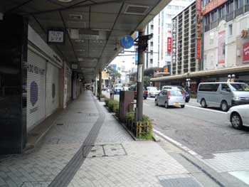 金沢片町商店街。片町交差点「北國ビルディング」前。